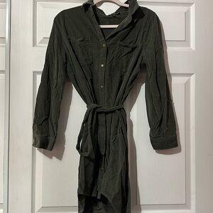 Velvet Heart Dress green size Medium
PLEASE READ Bottom button always opens